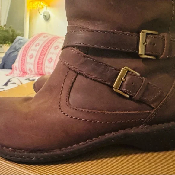 Uggs Boots size 7 - Picture 14 of 14